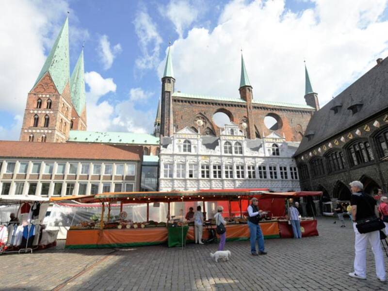 Marktplatz Hittingen. Im Hintergrund eine Kirche und weitere große Gebäude davor. 